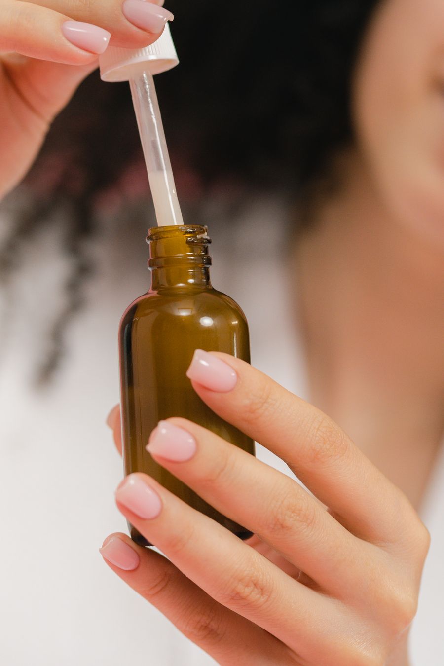 Envase de sérum CILARIA en la mano